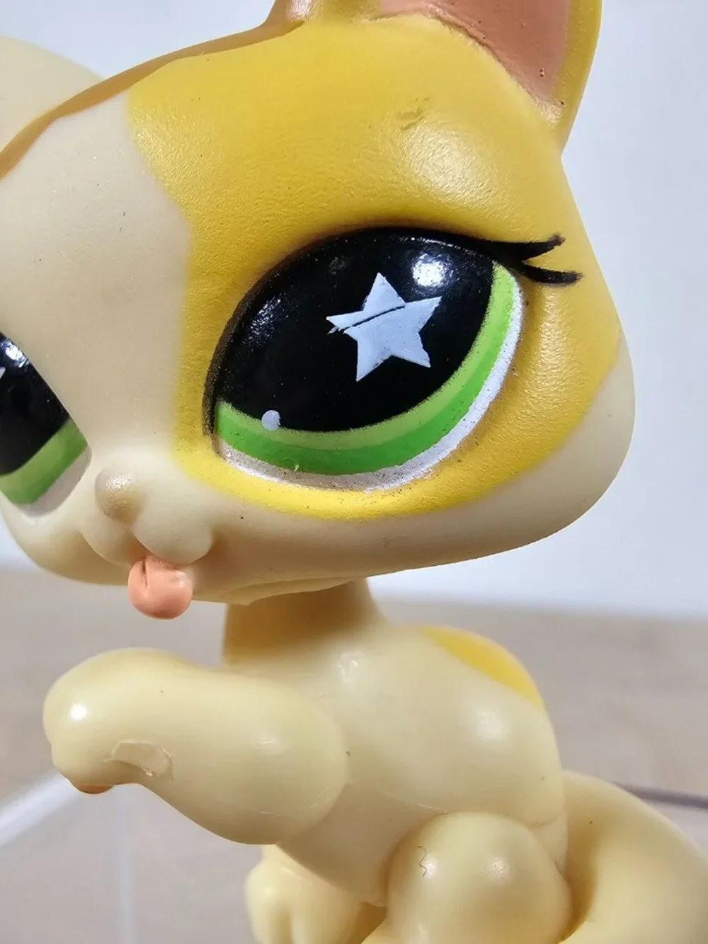 Hasbro Littlest Pet Shop #832 Kitten Cat Paw Up Yellow Green Star Eyes LPS